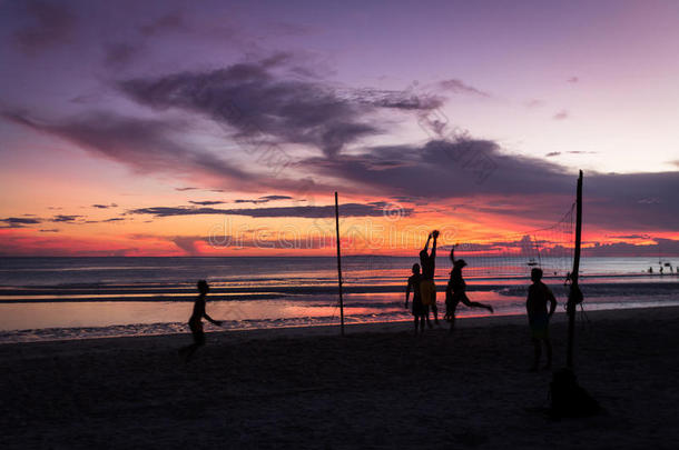 日落时的沙滩排球
