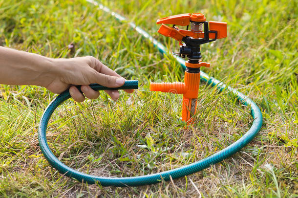 园丁的手，安装喷头，用于灌溉草坪