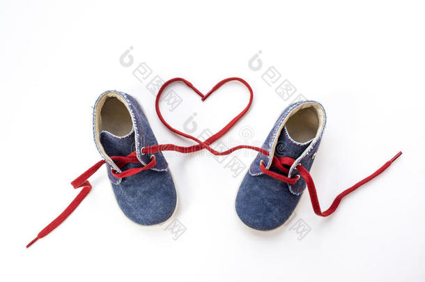 带鞋带的婴儿鞋在白色背景上形成心脏