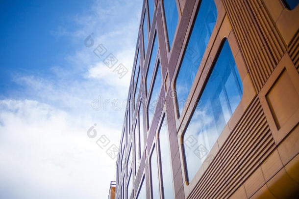 玻璃办公楼立面，自下而上的景观