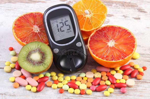 <strong>血糖仪</strong>结果，水果和五颜六色的药片，糖尿病，健康的生活方式和营养