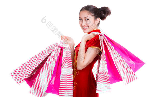 带旗袍和购物袋的中国女孩