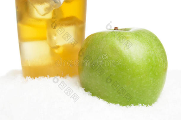 裁剪苹果汁的图像，雪上白色的冰块