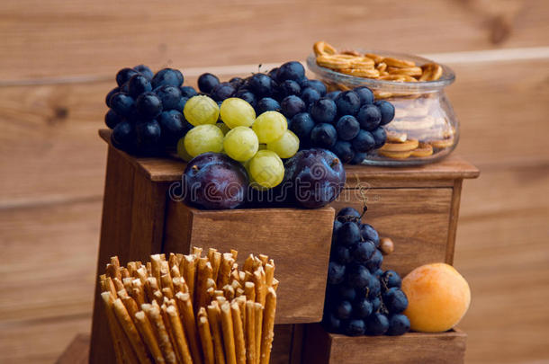 新鲜水果和浆果李子，木架上的葡萄