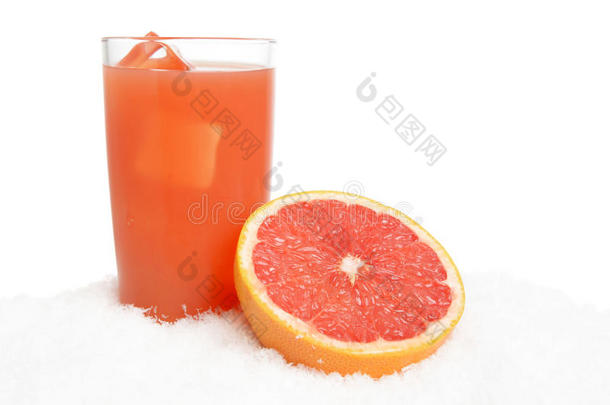 葡萄柚汁，冰块与葡萄柚在冰上白色