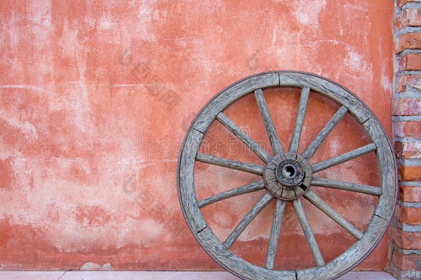 车轮与兵马俑墙，意大利。