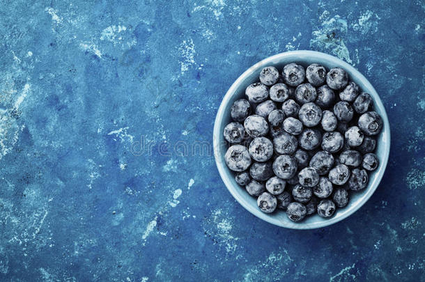 伟大的<strong>蓝莓</strong>或<strong>蓝莓</strong>在碗在蓝色乡村背景顶部视图。 复古风格。 平躺。