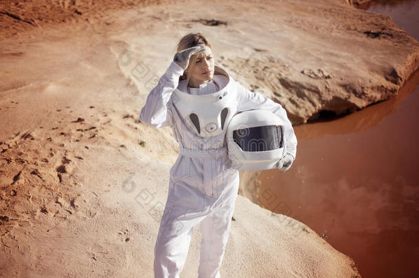 未来派宇航员在另一个星球上没有头盔，形象与色调的效果