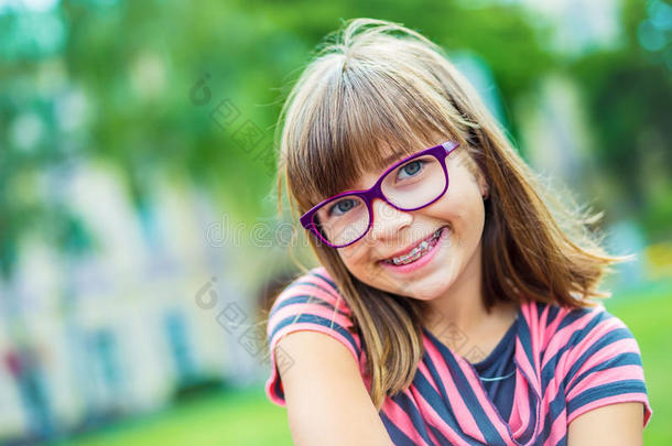 女孩。 青少年。 青春期前。 戴眼镜的女孩。 戴牙套的女孩。 年轻可爱的白种人金发女孩戴着牙套和眼镜