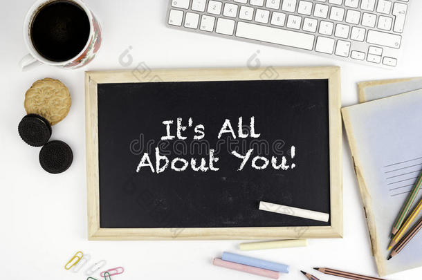 写字台上的黑板上有文字：都是关于你的