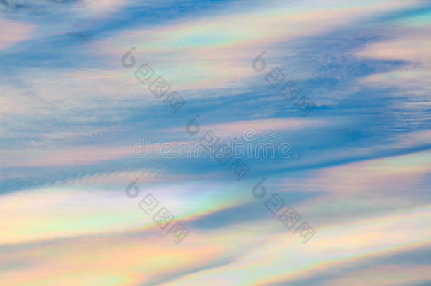 五颜六色的彩虹云，美丽的彩虹云。