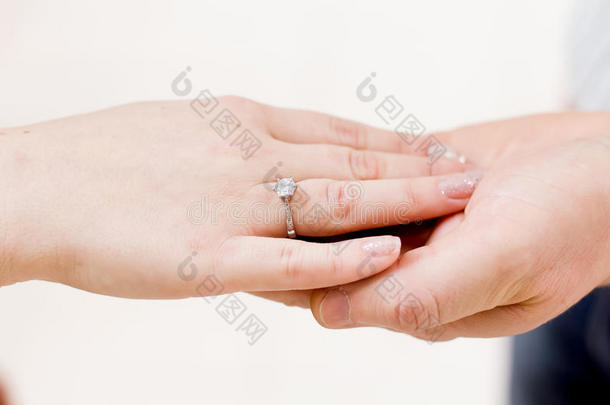 手拿订婚戒指
