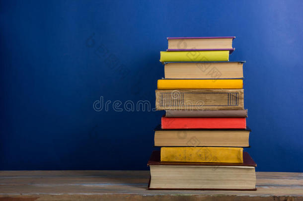 <strong>图书馆</strong>的木桌<strong>书架</strong>上的书。 回到学校背景与复制空间为您的广告文本。 老了