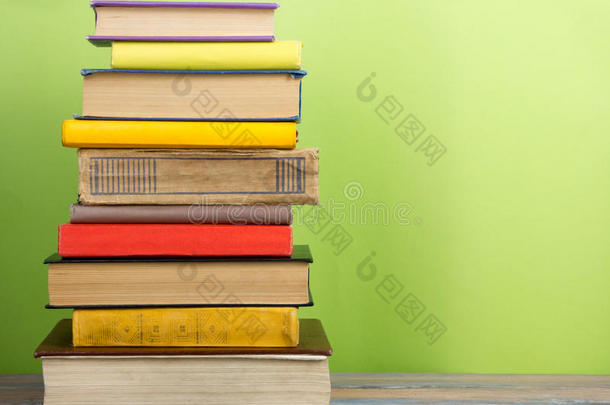 <strong>图书馆</strong>的木桌<strong>书架</strong>上的书。 回到学校背景与复制空间为您的广告文本。 老了