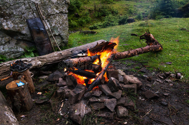 在山上露营的篝火上烧开水