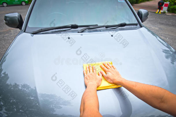 用超细纤维布和蜡涂层清洗汽车