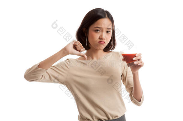亚洲女人竖起大拇指讨厌西红柿汁