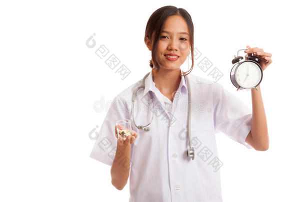 年轻的亚洲女医生开心地<strong>秀出</strong>一个钟和药丸