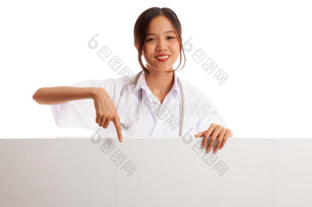 年轻的亚洲女医生指着空白的牌子