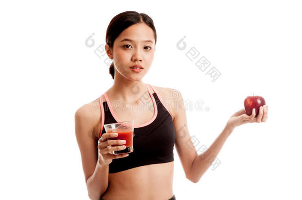 美丽健康的亚洲女孩，西红柿汁和苹果