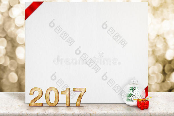 2017年木材编号和白色卡片与红色丝带在透视室与闪闪发光的波克墙在大理石桌子上