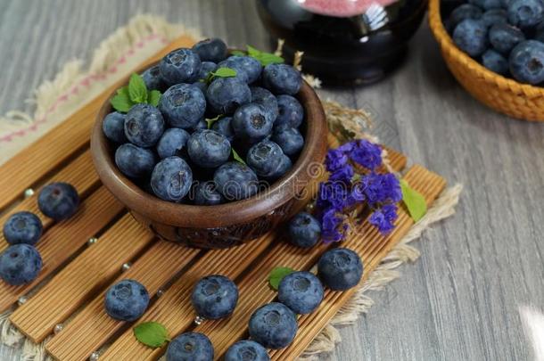 新鲜采摘的蓝莓在木碗-多汁和新鲜蓝莓-蓝莓抗氧化剂。