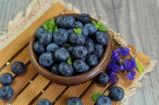 新鲜采摘的蓝莓在木碗-多汁和新鲜蓝莓-蓝莓抗氧化剂。