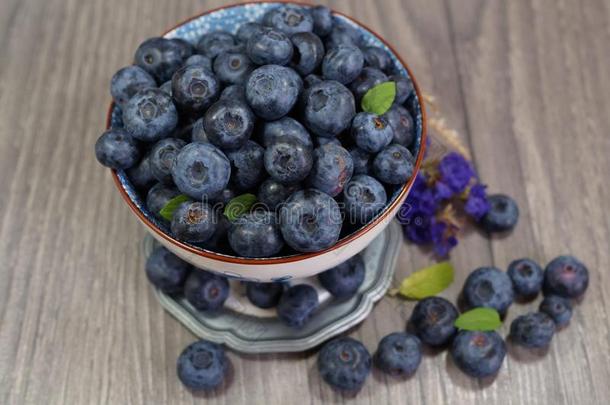 新鲜采摘的蓝莓在瓷盘-多汁和新鲜蓝莓-蓝莓抗氧化剂。