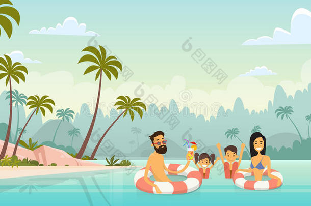 大家庭游泳假日海边暑假父母带着两个孩子