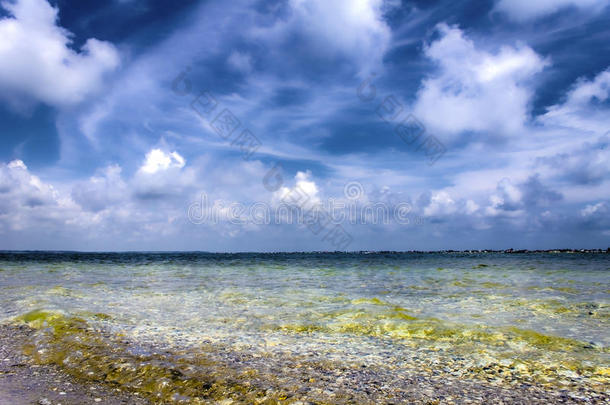 海滩，大海，蓝天和蔚蓝的水，自然背景