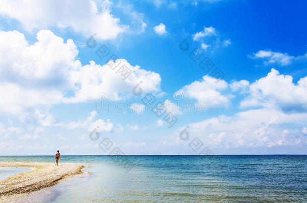 海滩，<strong>大海</strong>，蓝天和<strong>蔚蓝</strong>的水，自然背景