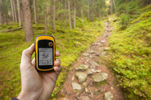 通过GPS在森林中找到正确的位置