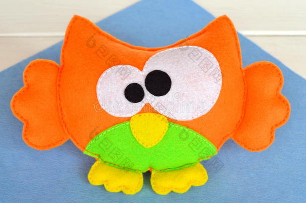 有趣的毛毡猫头鹰玩具-儿童工艺品。 如何制作手工玩具