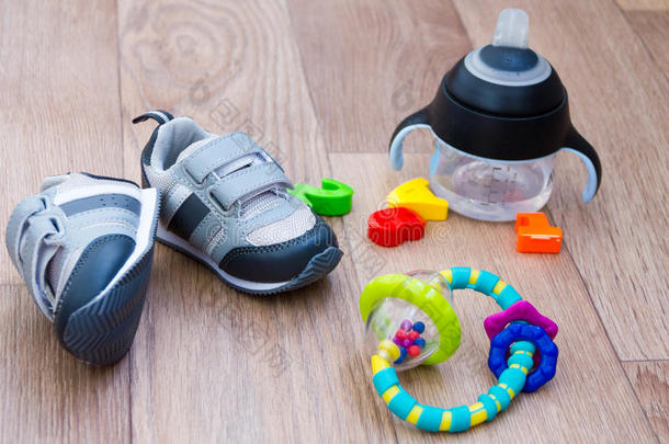 秋季儿童鞋和木制背景上的玩具，有文字的地方。 第一双鞋宝宝如何选择尺寸。