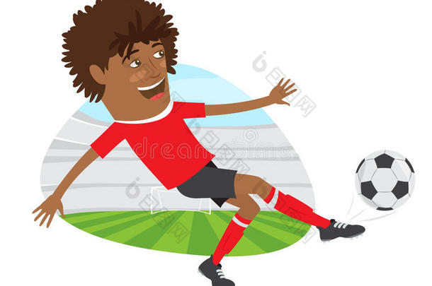 有趣的非裔美国足球运动员穿着红色T恤跑着踢，微笑