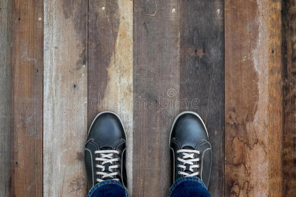 黑色休闲鞋站在木地板上