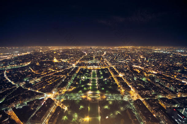 来自法国埃菲尔铁塔的令人惊叹的<strong>夜景</strong>；美丽的天际线