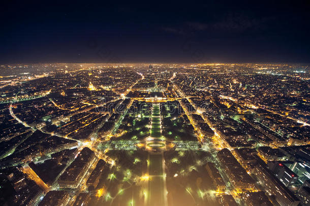 来自法国埃菲尔铁塔的令人惊叹的夜景；美丽的天际线