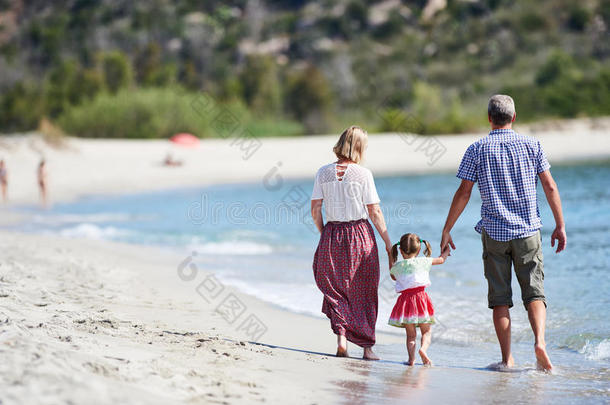 一家人带着孩子在海边