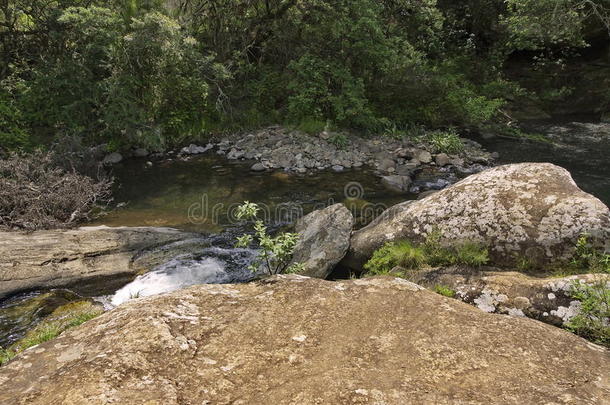 巨人城堡夸祖鲁纳塔尔自然保护区的河流和岩石
