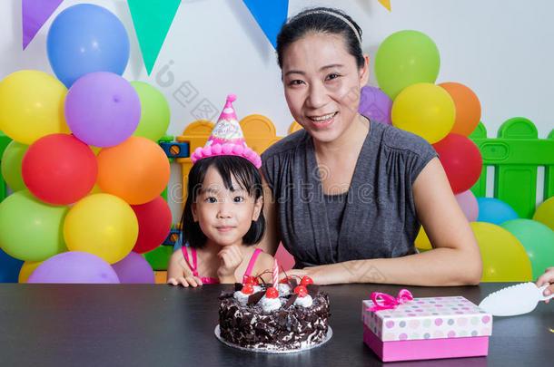 亚洲小中国女孩和母亲庆祝生日