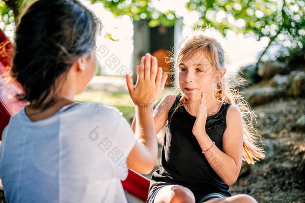 女孩玩拍手游戏