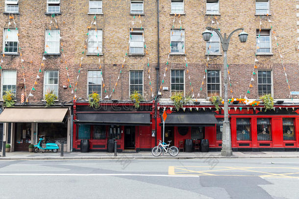 都柏林城市街道上有酒吧或酒吧的建筑