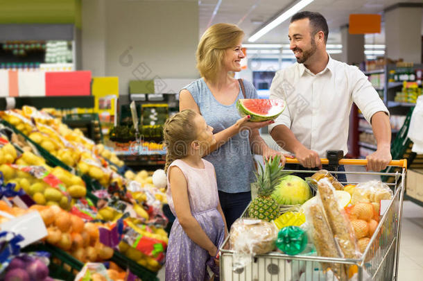 家庭在超市购物各种新鲜水果