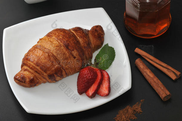 咖啡和牛角面包-草莓的牛角面包