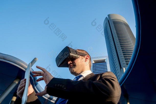在公交车上使用带平板电脑的虚拟现实眼镜的商人