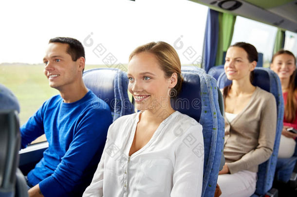 旅行巴士上的一群快乐的乘客