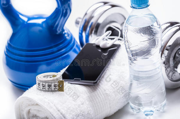 健身器材。 水壶毛巾哑铃水智能手机与耳机和测量磁带
