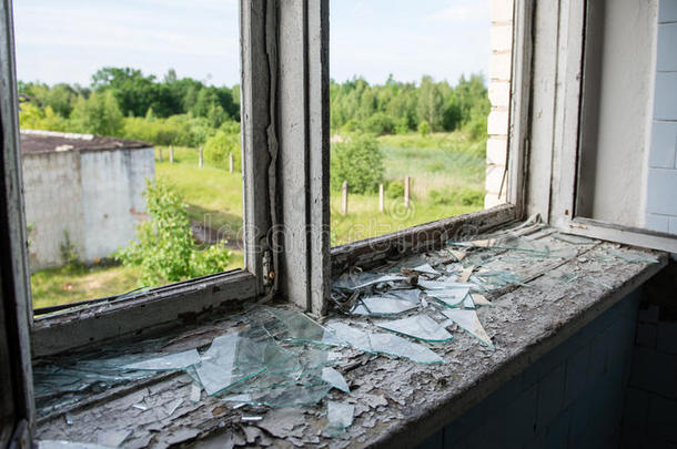 破碎的窗户和破碎的玻璃
