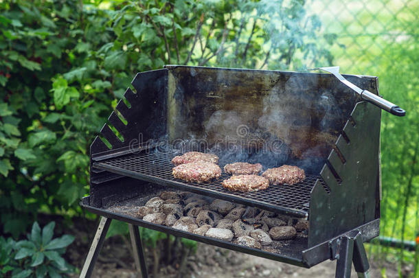 牛肉或猪肉烧烤汉堡准备汉堡烧烤烧烤烟雾烧烤在花园